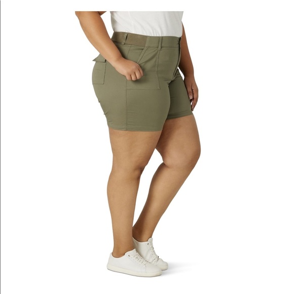 Lee Women's Plus Size7" Midrise Utility Short - Picture 3 of 8